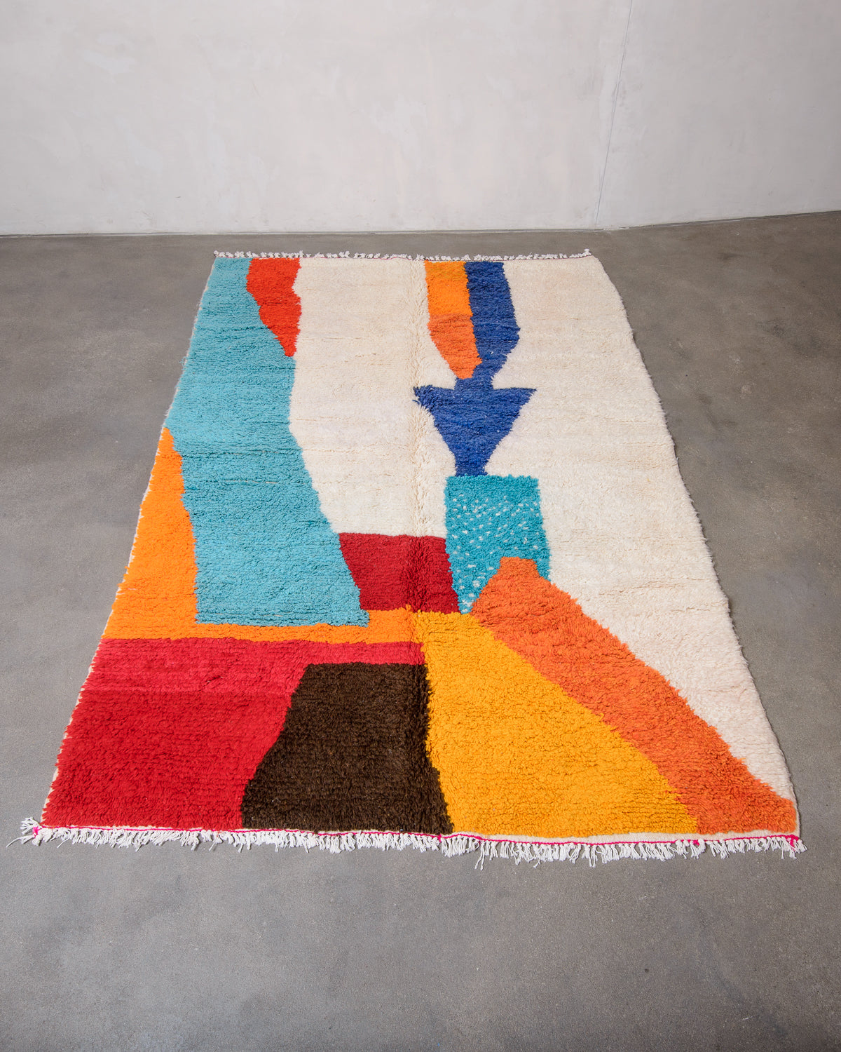 Modern designer handcrafted Berber rug from Morocco. Azilal rug with beautiful colours and patterns. Made of sheep’s wool and cotton.
